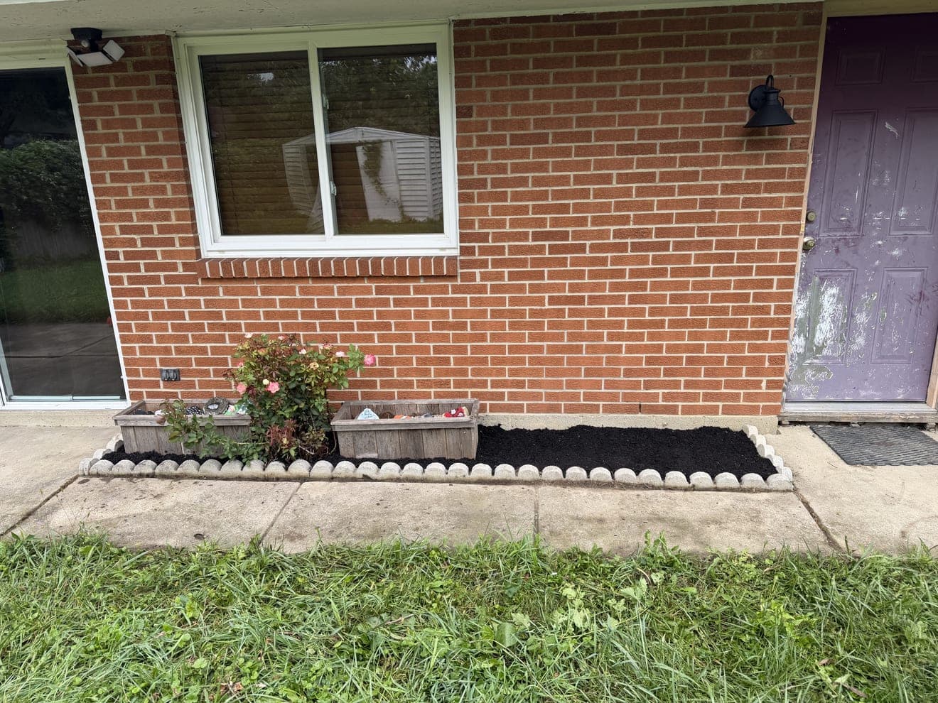 Front Bed Mulch & Stone Border in Lima, OH