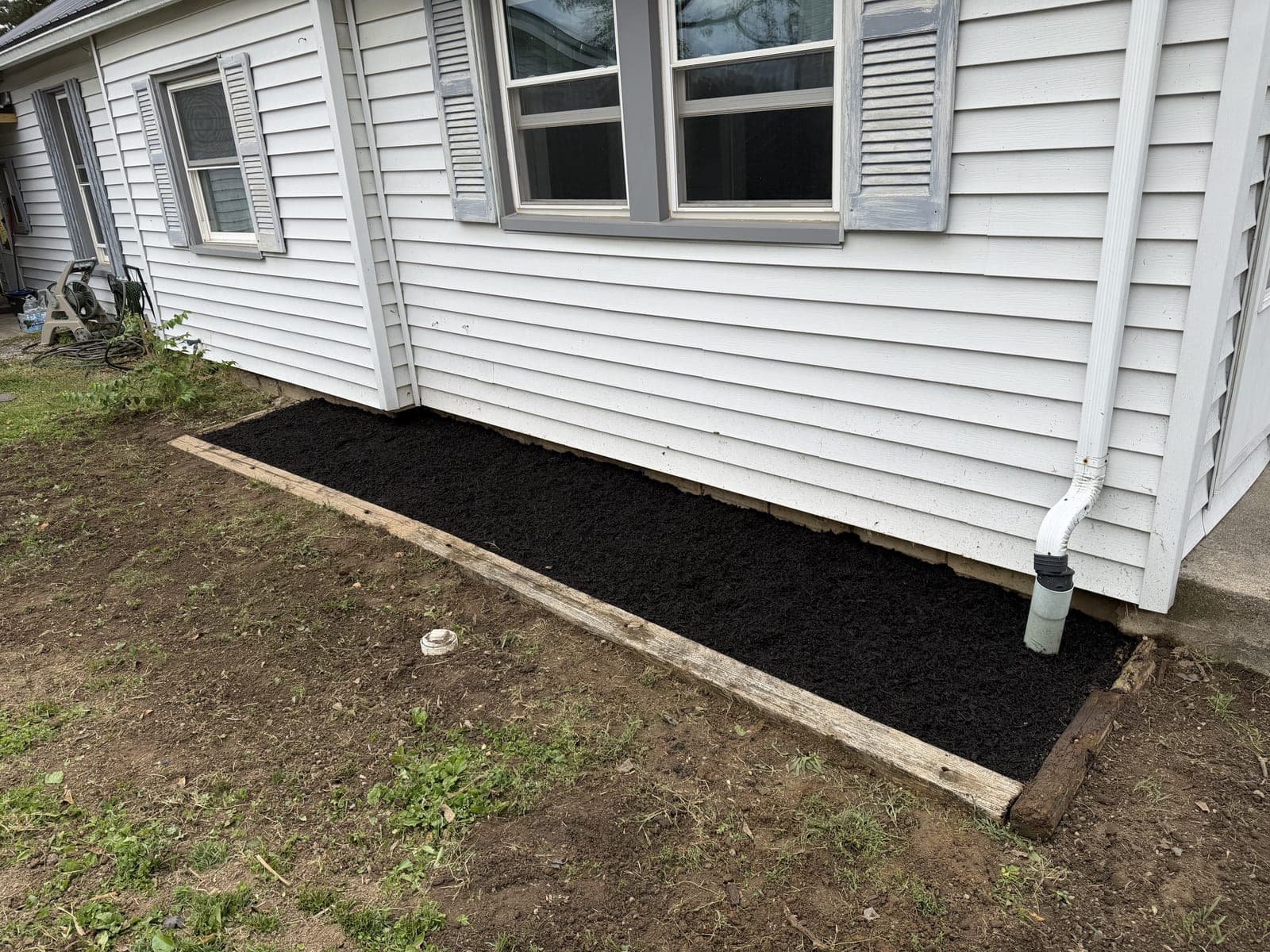 Timber-Edged Mulch Bed Install photo 1